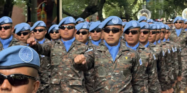 Presidente guatemalteco asegura que el Ejército recupera transparencia y servicio al país