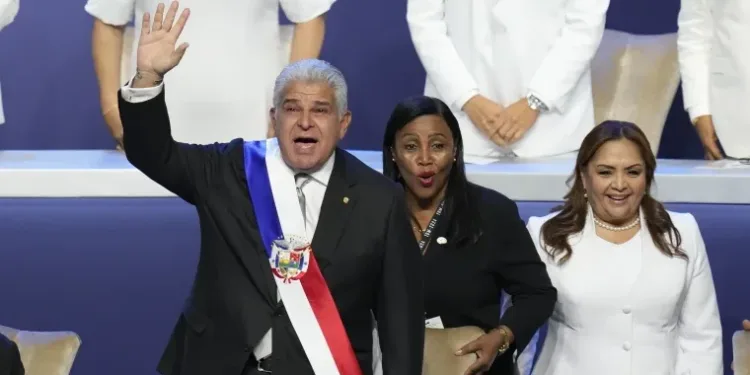 Primer año de gobierno de Mulino entre avances migratorios, tensiones sociales y desafíos económicos