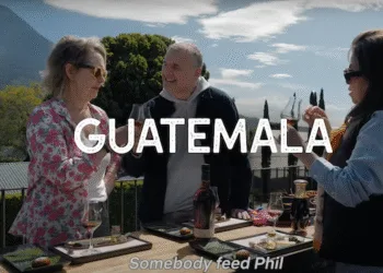 Escena del programa Somebody Feed Phil en Guatemala que se estrena el 18 de junio en Netflix.