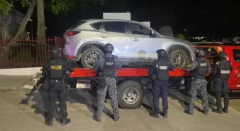 Fuerzas de seguridad mexicanas custodian uno de los vehículos presuntamente involucrados en el tiroteo del 8 de junio en La Mesilla, Huehuetenango, Guatemala.