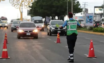 Policía nicaragüense en control de tráfico en Managua.