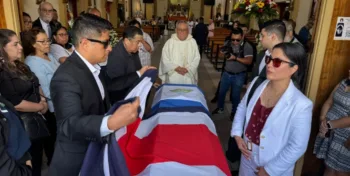 Entre banderas y clamor de justicia, sepultan en Costa Rica a exmilitar nicaragüense exiliado