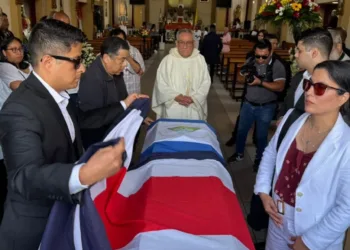 Entre banderas y clamor de justicia, sepultan en Costa Rica a exmilitar nicaragüense exiliado