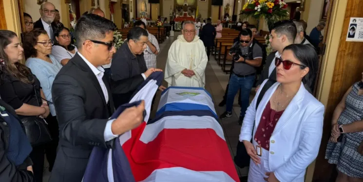 Entre banderas y clamor de justicia, sepultan en Costa Rica a exmilitar nicaragüense exiliado