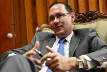 Celso Gamboa, exministro de Seguridad y exmagistrado de la Corte Suprema de Costa Rica, detenido para ser extraditado a Estados Unidos bajo cargos de narcotráfico.