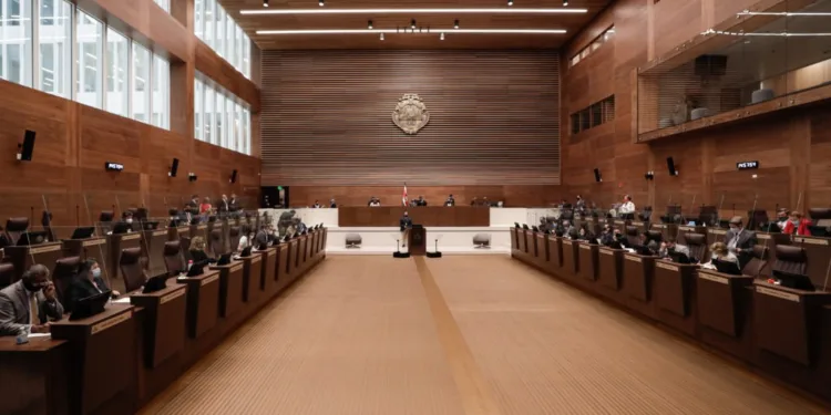 Costa Rica da luz verde a trámite rápido de polémico proyecto de jornadas laborales 4×3