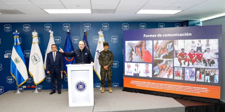 Autoridades de seguridad de El Salvador revelan que estudiantes detenidos se dedicaban a falsificar dinero y vender drogas