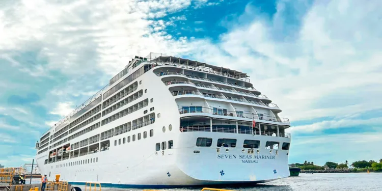 Crucero Seven Seas Mariner en Puerto Quetzal durante la temporada 2024-2025. /Inguat