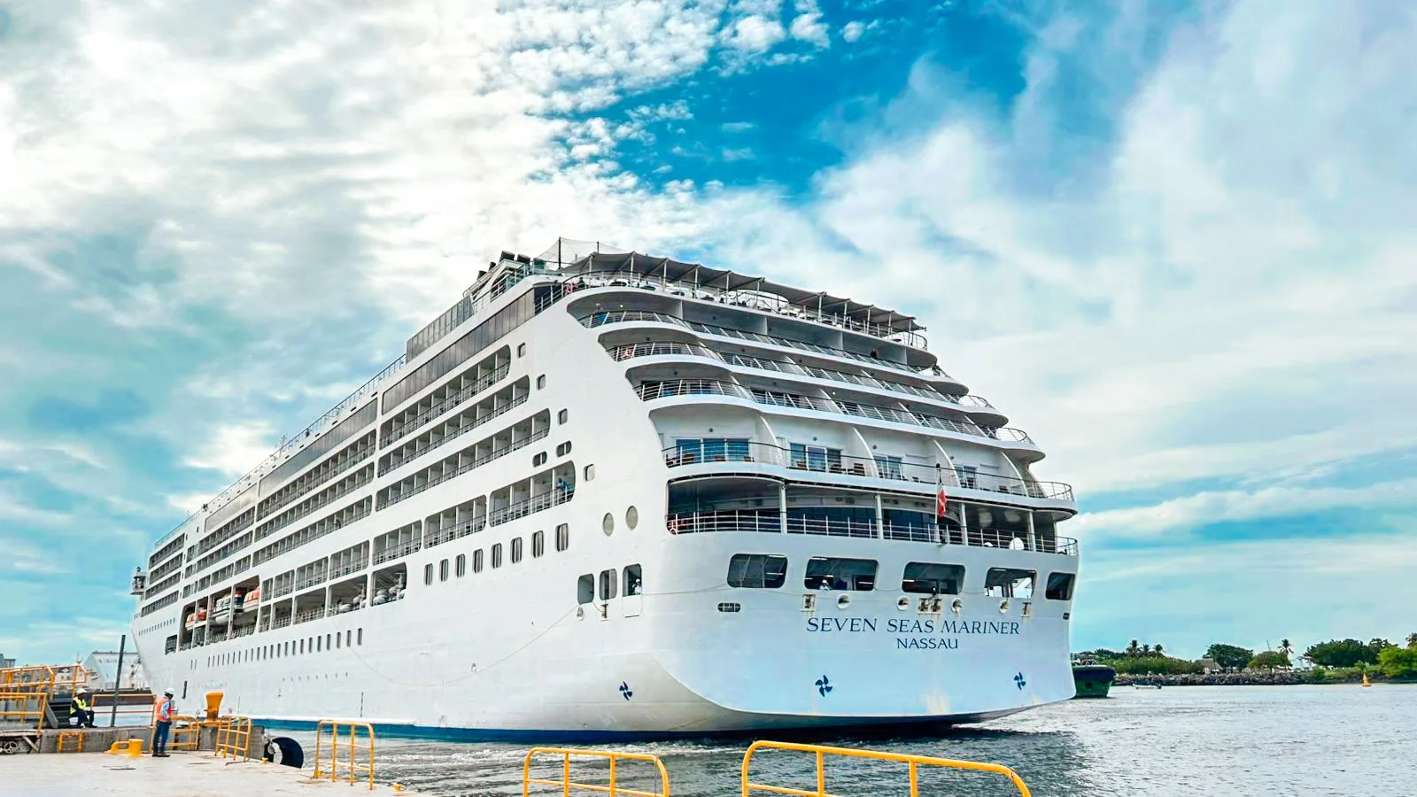 Crucero Seven Seas Mariner en Puerto Quetzal durante la temporada 2024-2025. /Inguat