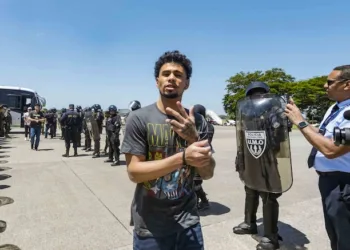 Bukele confirma repatriación de 252 venezolanos recluidos en el CECOT a cambio de presos políticos y estadounidenses