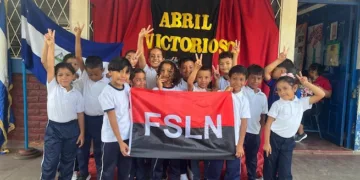 Una foto difundida por el Ministerio de Educación de Nicaragua en redes sociales muestra a alumnos de una escuela pública con la bandera sandinista celebrando la represión que dejó más de 300 personas asesinadas tras las protestas de abril de 2018.
