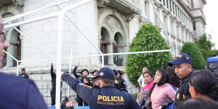 Tensión entre el gobierno de Guatemala y el sindicato docente escala con sanciones y nuevas marchas