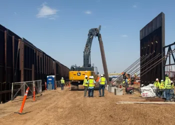 EEUU refuerza el muro en frontera con México y asegura que Trump “puso fin” a la crisis migratoria