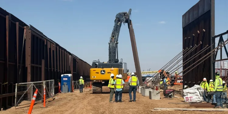 EEUU refuerza el muro en frontera con México y asegura que Trump “puso fin” a la crisis migratoria