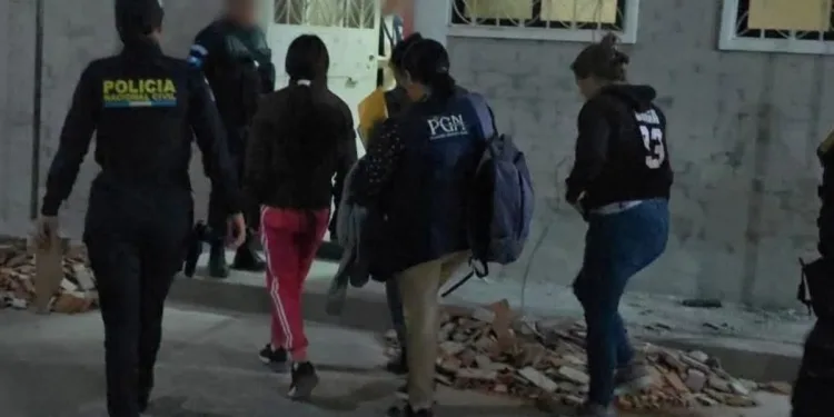 Encuentran varios cuchillos en la casa de la niña que mató a su profesor en Guatemala