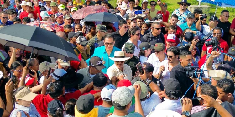 Candidato Nasralla insiste en cuestionar medidas por Covid mientras presidenta hondureña no usa mascarilla en aglomeraciones