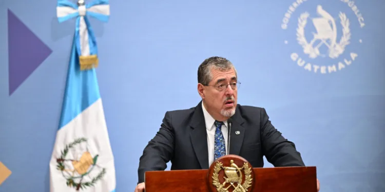 Presidente de Guatemala insiste en aplicar la ley contra maestros que siguen en paro y afronta protestas de salubristas