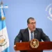 Presidente de Guatemala insiste en aplicar la ley contra maestros que siguen en paro y afronta protestas de salubristas
