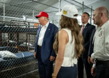 Trump inaugura “Alligator Alcatraz”, la nueva prisión para migrantes en los pantanos de Florida