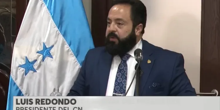 Presidente del Congreso hondureño intenta desmarcarse del mal manejo de fondos públicos, pero genera más preguntas que respuestas