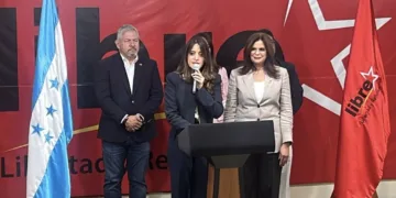 La diputada Hortensia Zelaya (hija de la presidenta Xiomara Castro), Enrique Reina, candidato a la vicepresidencia, y Rixi Moncada, aspirante al ejecutivo, durante el anuncio de la suspensión de la diputada Isis Cuéllar en medio de un escándalo de corrupción.