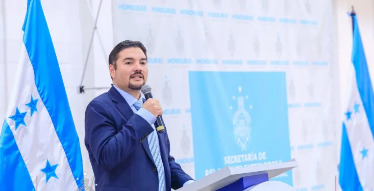 Hondureños con TPS buscan vías legales tras anuncio de cancelación, dice canciller