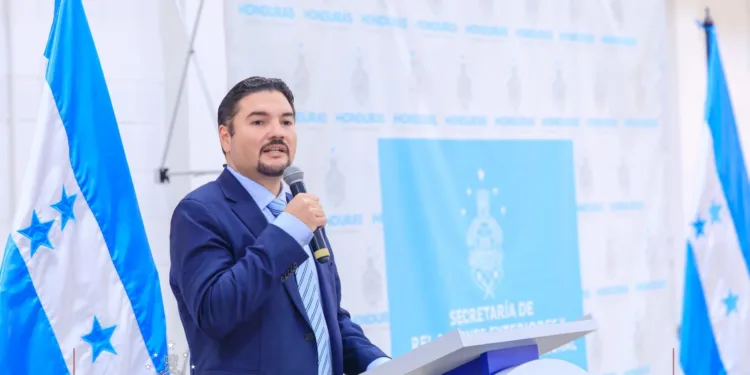 Hondureños con TPS buscan vías legales tras anuncio de cancelación, dice canciller