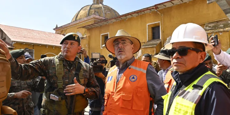 Presidente Arévalo supervisa daños por sismos y coordina respuesta en Santa María de Jesús