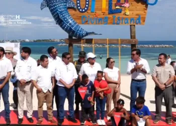 Presidenta hondureña inaugura rompeolas y camino productivo en Utila, Islas de la Bahía