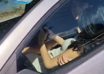 Multan a conductor en El Salvador por llevar a pasajera “en modo copilota extrema”