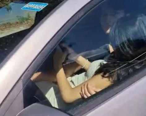 Multan a conductor en El Salvador por llevar a pasajera “en modo copilota extrema”