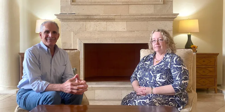 Encargada de negocios de EEUU se reúne con candidato presidencial nacionalista en Honduras