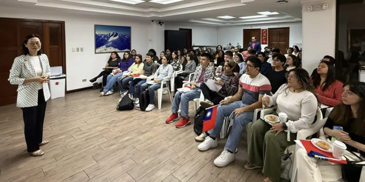 Taiwán insta a becarios guatemaltecos a mantener mente abierta y aprovechar experiencia académica