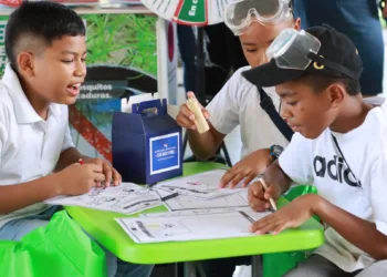 Docentes panameños regresan a las aulas tras dos meses de paro; dos gremios aún no firman el acuerdo
