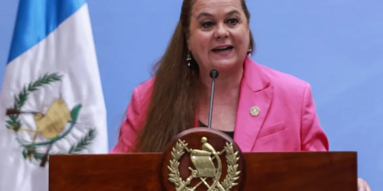 Guatemala ampliará el calendario escolar solo en centros afectados por la huelga docente