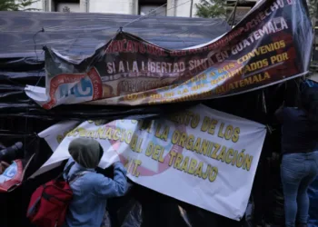 Presidente de Guatemala enfatiza en el desalojo de maestros huelguistas y gobierno sanciona a más de 300 docentes