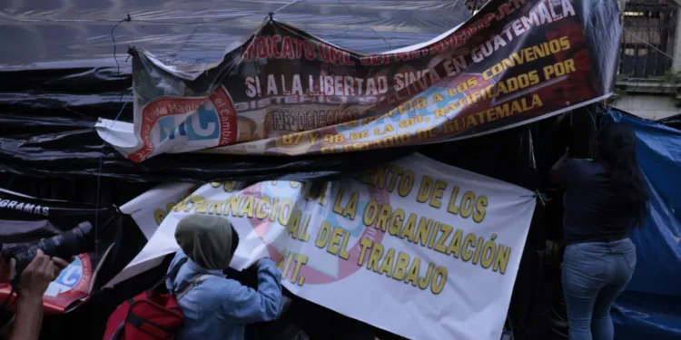 Presidente de Guatemala enfatiza en el desalojo de maestros huelguistas y gobierno sanciona a más de 300 docentes