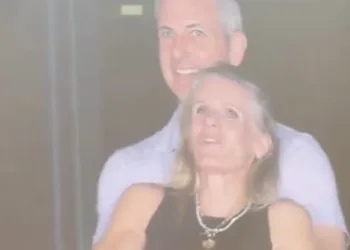 Crónica de un abrazo no anunciado y una cámara indiscreta