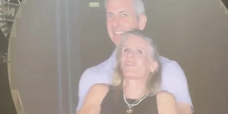 Crónica de un abrazo no anunciado y una cámara indiscreta