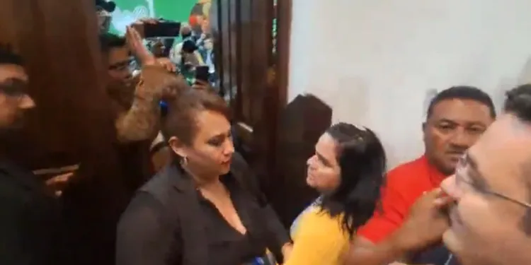 Bronca en el Congreso de Guatemala durante reunión entre sindicalistas magisteriales y autoridades de gobierno