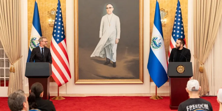 Estadounidenses liberados por Venezuela en intercambio de prisioneros son recibidos por Bukele en Casa Presidencial