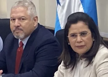 Excanciller de Honduras insinúa que la oración no debe ser usada como instrumento del “bipartidismo”