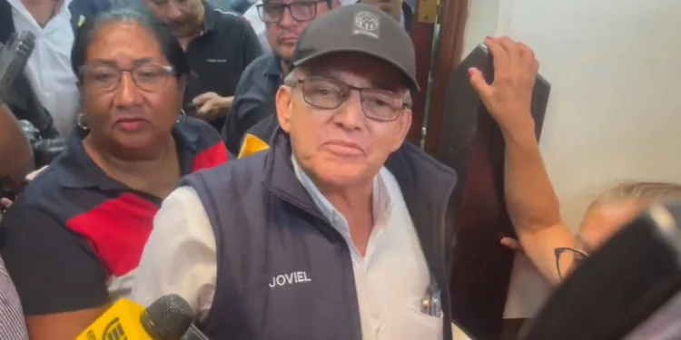 Guatemala: Maestro sindicalista que lleva 17 años sin dar clases y promueve huelgas denuncia a tres diputados por amenazas y calumnias