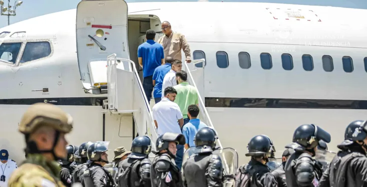 Acusaciones cruzadas por canje de migrantes y prisioneros escalan tensión entre El Salvador y Venezuela