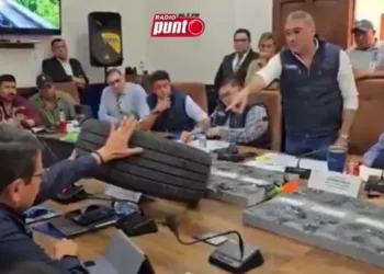 Diputado le lanza una llanta a ministro en el Congreso,
Arévalo condena agresión