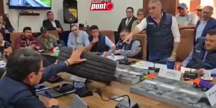 Diputado le lanza una llanta a ministro en el Congreso, Arévalo condena agresión