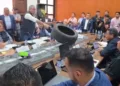 Diputado guatemalteco ofrece disculpas tras lanzar llanta a ministro como protesta por estado de las carreteras