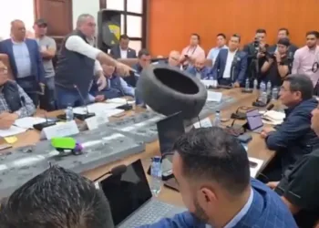Diputado guatemalteco ofrece disculpas tras lanzar llanta a ministro como protesta por estado de las carreteras
