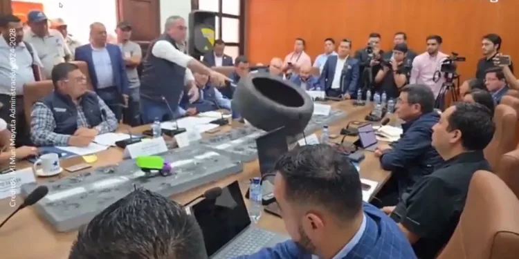 Diputado guatemalteco ofrece disculpas tras lanzar llanta a ministro como protesta por estado de las carreteras