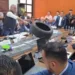 Diputado guatemalteco ofrece disculpas tras lanzar llanta a ministro como protesta por estado de las carreteras